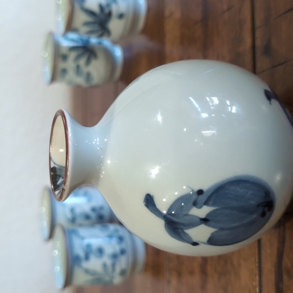 Arita Japanese Porcelain Sake Set - Tokkuri Bottle & 4 Ochoko Cups - Picture 3 of 11